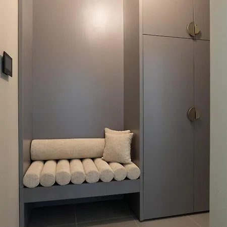 Sculptura Boutique - *